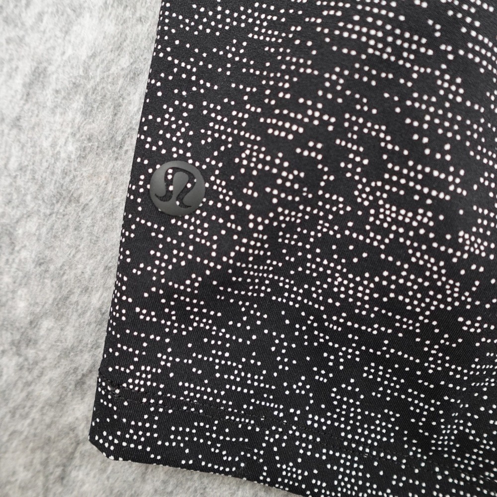 Lululemon Short Women 6 Black White Soundwave On The Fly 2.5" Athleisure Gym - Picture 9 of 10